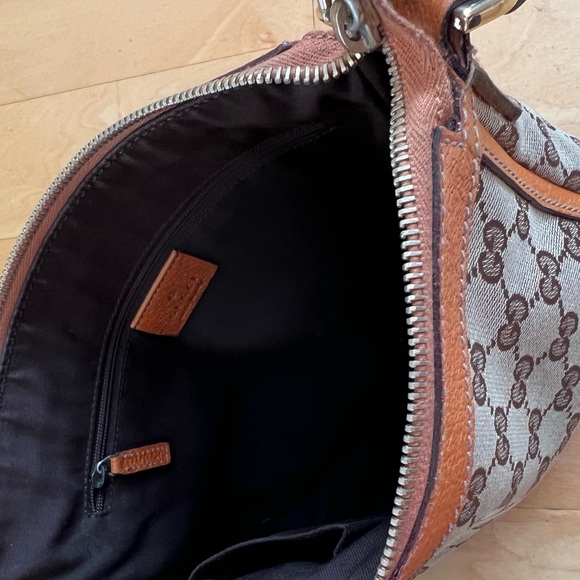 GUCCI 👜 vintage one shoulder handbag. Used and adored. Good condition. - Picture 10 of 11